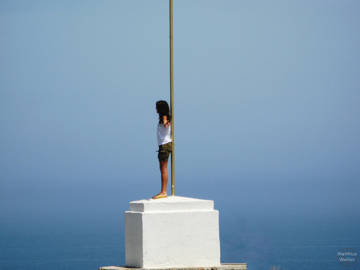 Frau am Cap Creus mit Meer