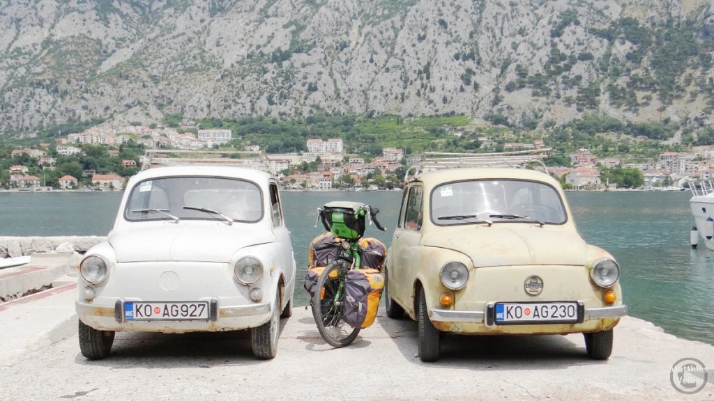 Resierad zwischen 2 Miniautos in der Bucht von Kotors