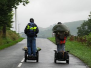 Segway-Fahrer in den regnerischen Pyrenäen, Iraty