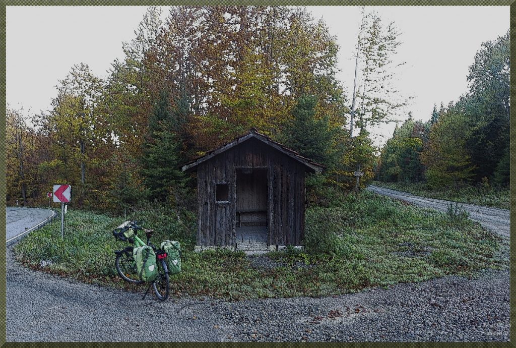 Holzhütte mit Velo und Herbstlaub, mit Malfilter strukturiert