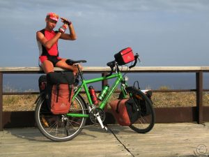 Selbstporträt mit Rad vor Meer, Cap Creus, rot-grün