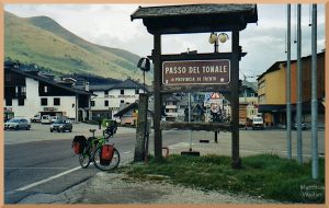 Passo del Tonale mit Passschild, Velo, Ort