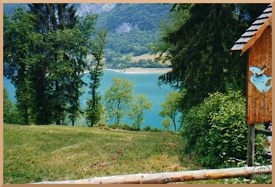 blauer Lago di Tenno im Umgebungsgrün