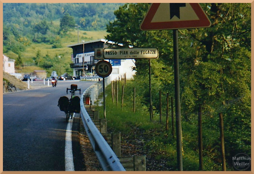 Passo Pian delle Fugazzo mit Passschild, Velo, Motorbike, Gasthof