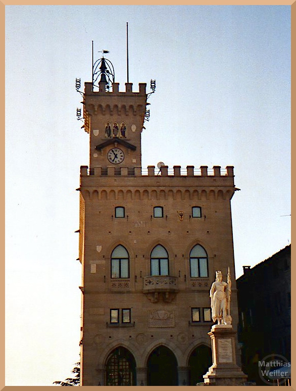 Palazzp Púbblico in San Marino, Turmarchitektur mit Zackenkronen