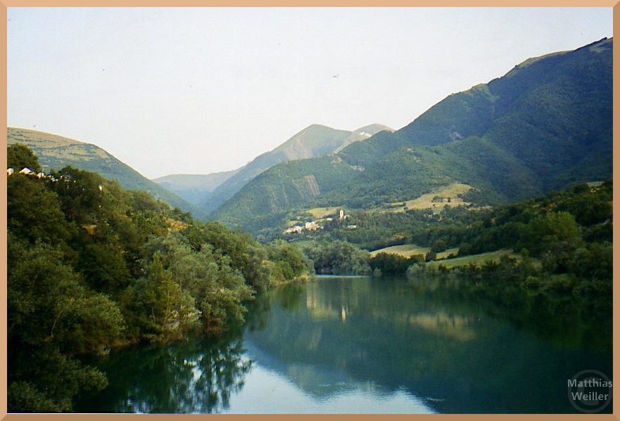 stiller Lago di Fiastra in den Monti Sibillini, steile grüne Hügel