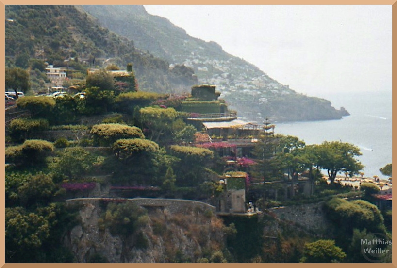 Amalfiküste mit terrasiertem Gartenhotel grün/rosa Bewuchs