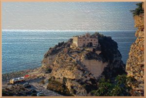 märchenschlossähnliche Kirche Santa Maria dell'Isola auf Fels im Meer vor Tropea