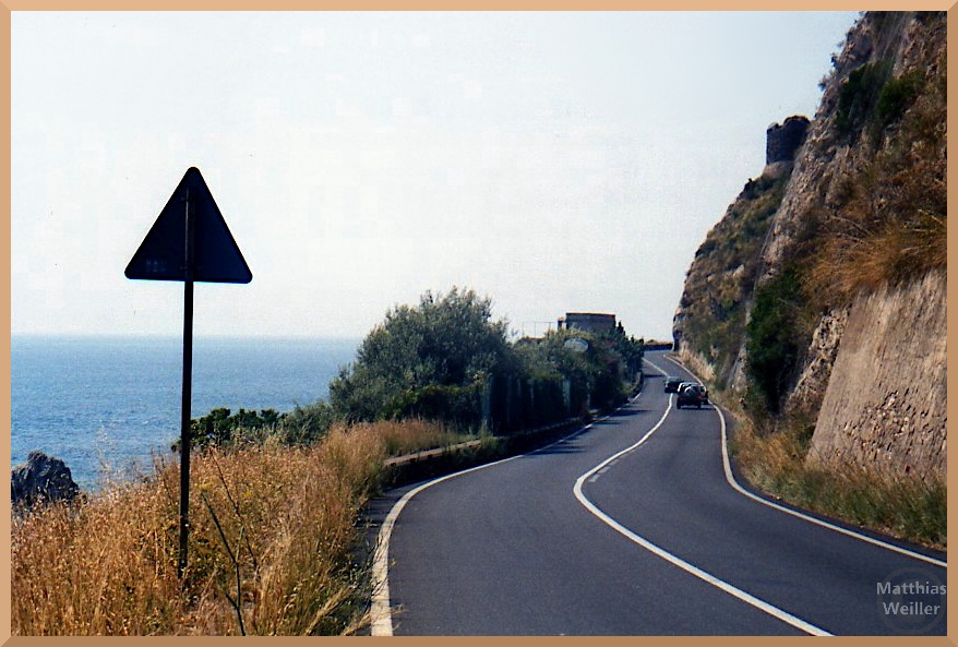 Meeruferstraße mit Fels Richtung Taormina