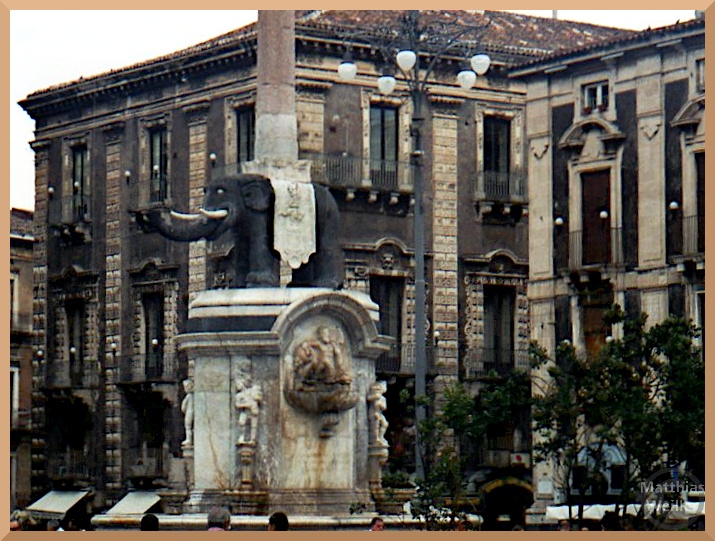Elefantenbrunnen Catania, elfenbeinfarben/lavaschwarz
