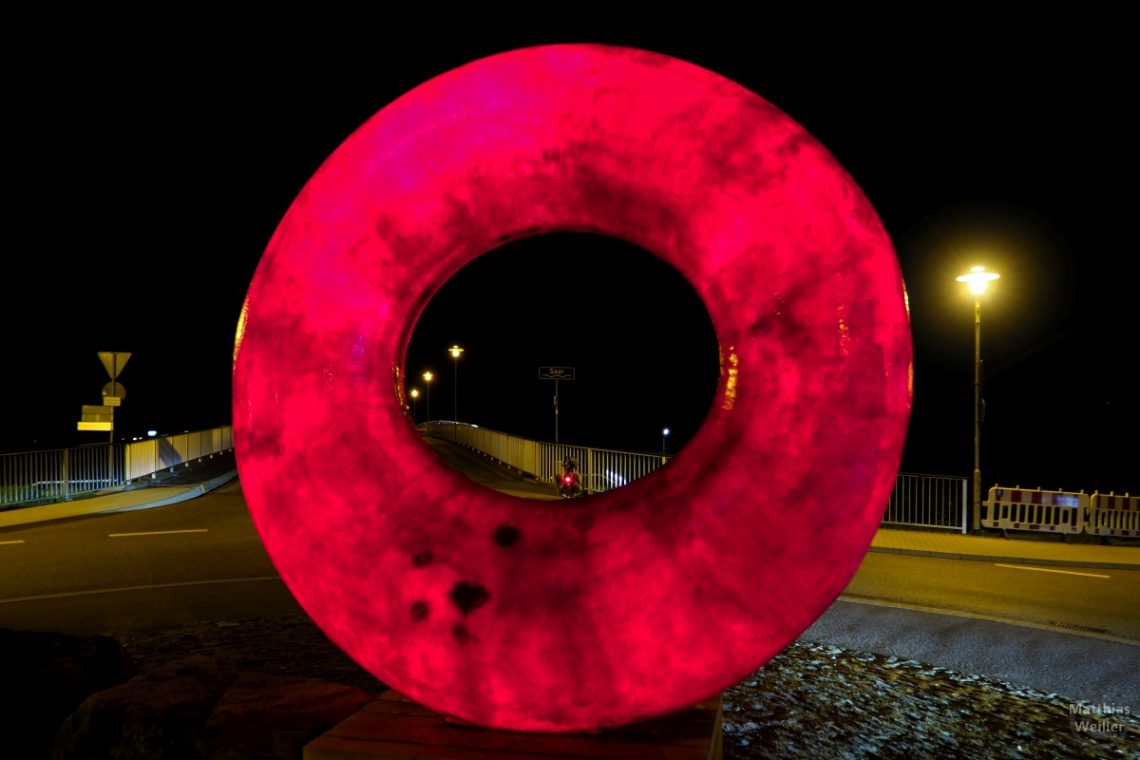 Roter Lichtring im Kreisel in Konz, Saarbrücke, Nachtansicht