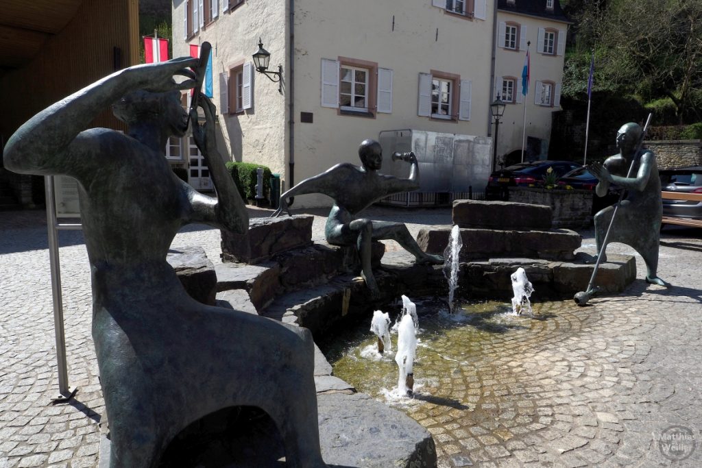 Brunnen mit drei Musikerskulpturen