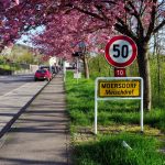 rosa Mandelblüte Einfahrt mit Ortsschild Moersdorf