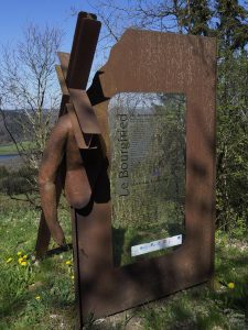 Stahlskulptur mit Sage von Bondorfer Brudermord auf Glaspallte gedruckt, über Obersauer-Stausee