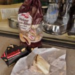 Nuss-Biber-Gebäck und würziger Käse aus Appenzell
