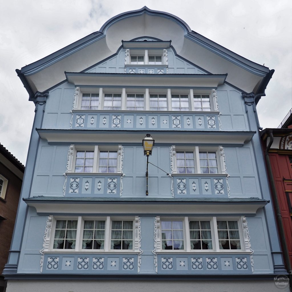 Verziert bemalte Fassade in Blau, Haus in Appenzell