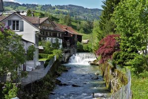 Thur mit Wasserfall, Hauskulisse vor Berghang in Neu-Sankt Johann, Nesslau-Krummenau
