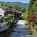 Thur mit Wasserfall, Hauskulisse vor Berghang in Neu-Sankt Johann, Nesslau-Krummenau