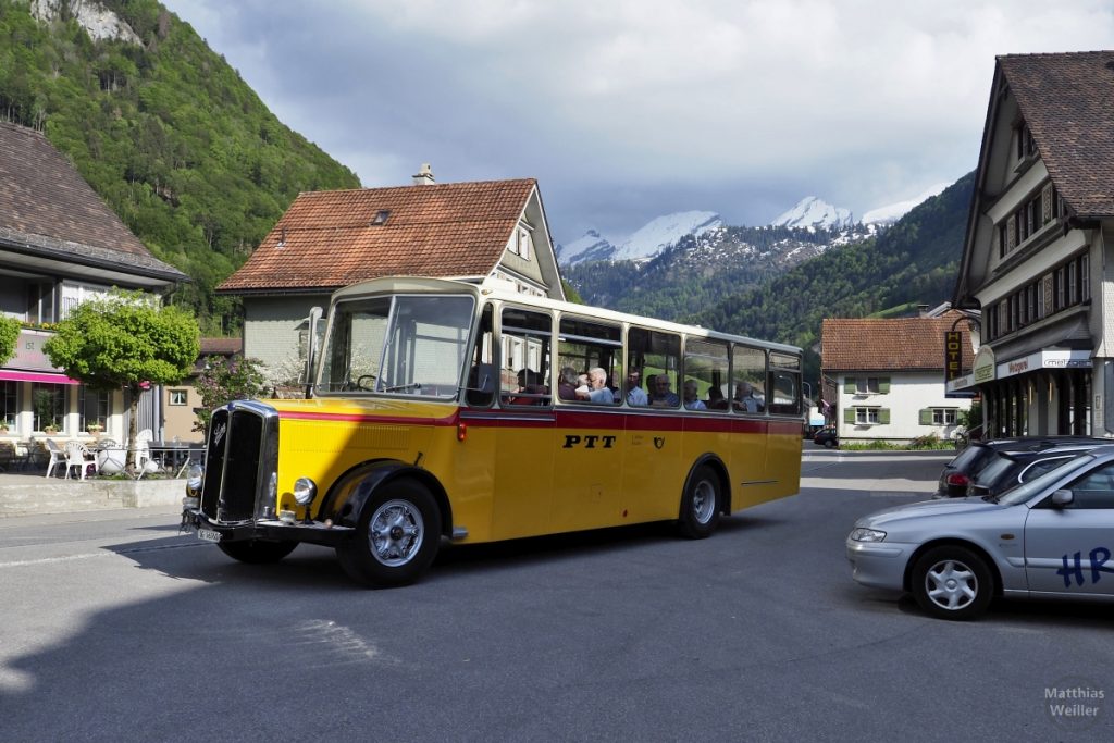 Historischer Postbus vor Churfirsten-Gipfelkette in Stein, oberes Thur-Tal