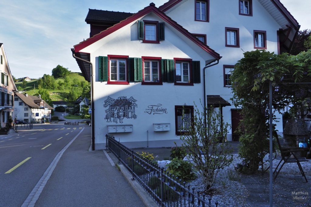 Gasthof "Zum Frohsinn" in Bauma mit grün-roten Fensterumrandungen auf Weiß
