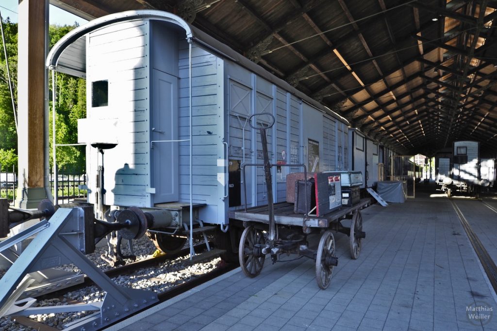 Historischer Eisenbahnwaggon mit historischem Gepäckagen in Bauma