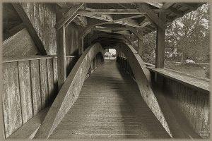 stark nachgeschärftes Monochrombild der Innenansicht der historischen Holzbrücke Andelfingen