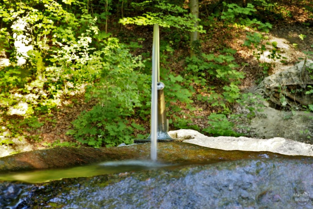 Trinkebrunne mit Wasserstrahlbogen am Tobelweg Küsnacht