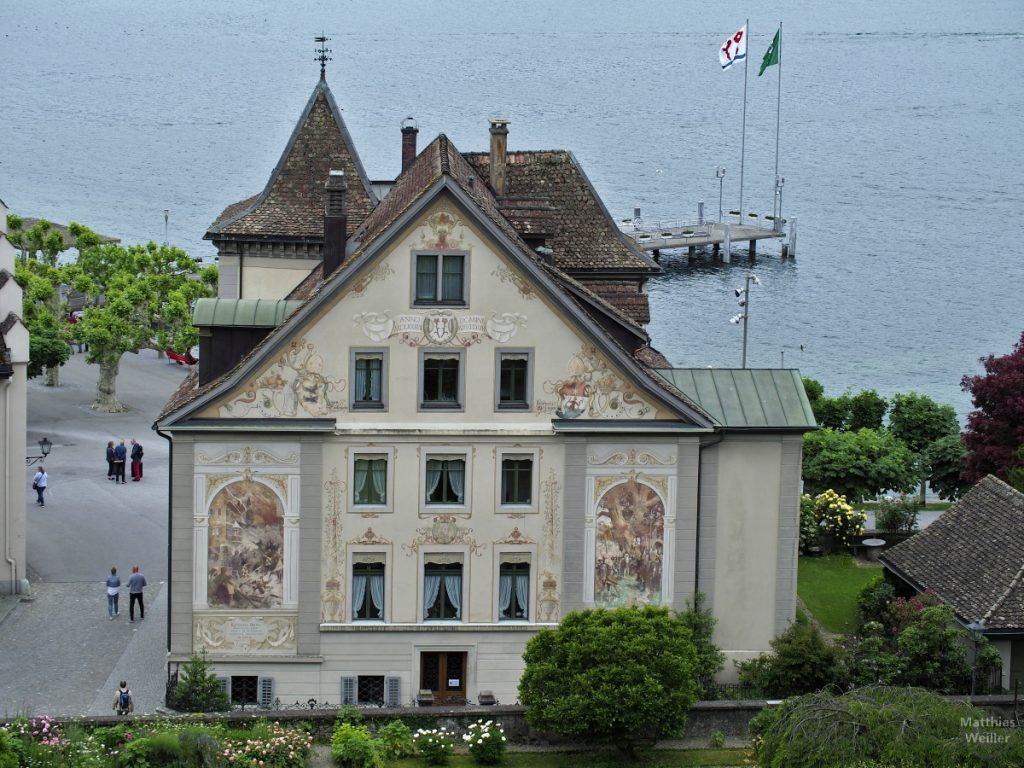 Lindenhof mit Fassadenmalerei vor Seeufer