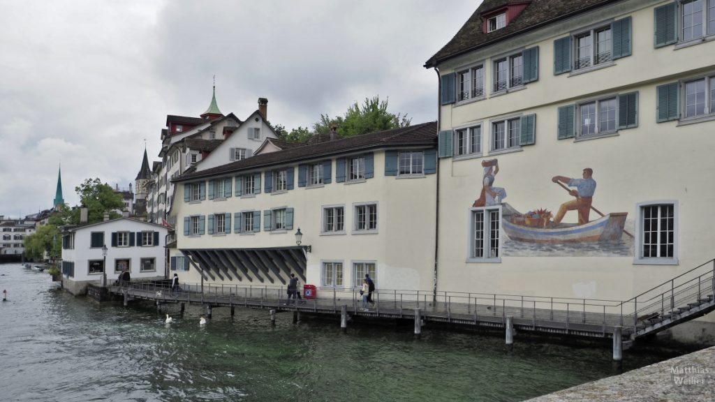 Haus mit Kahn-Malerei an der Limmat in Zürich
