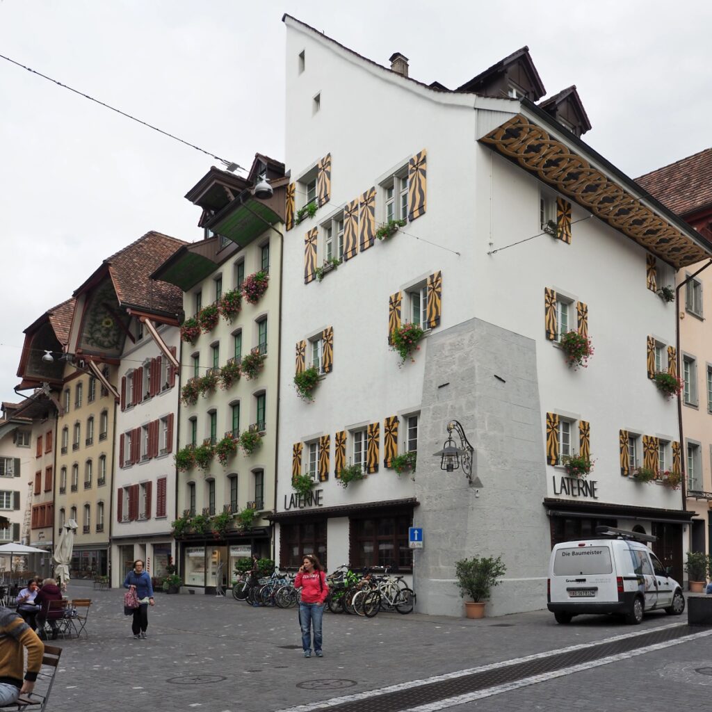 Hauserkulisse Aarau mit Giebeldächern, verzierten Fensterläden