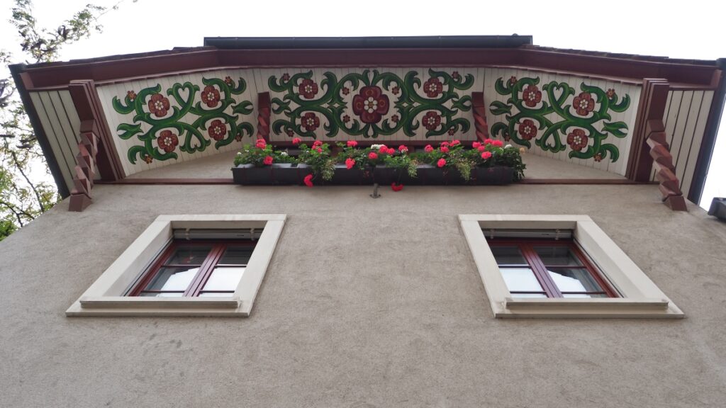 Blumemotiv Giebelmaleriei Aarau
