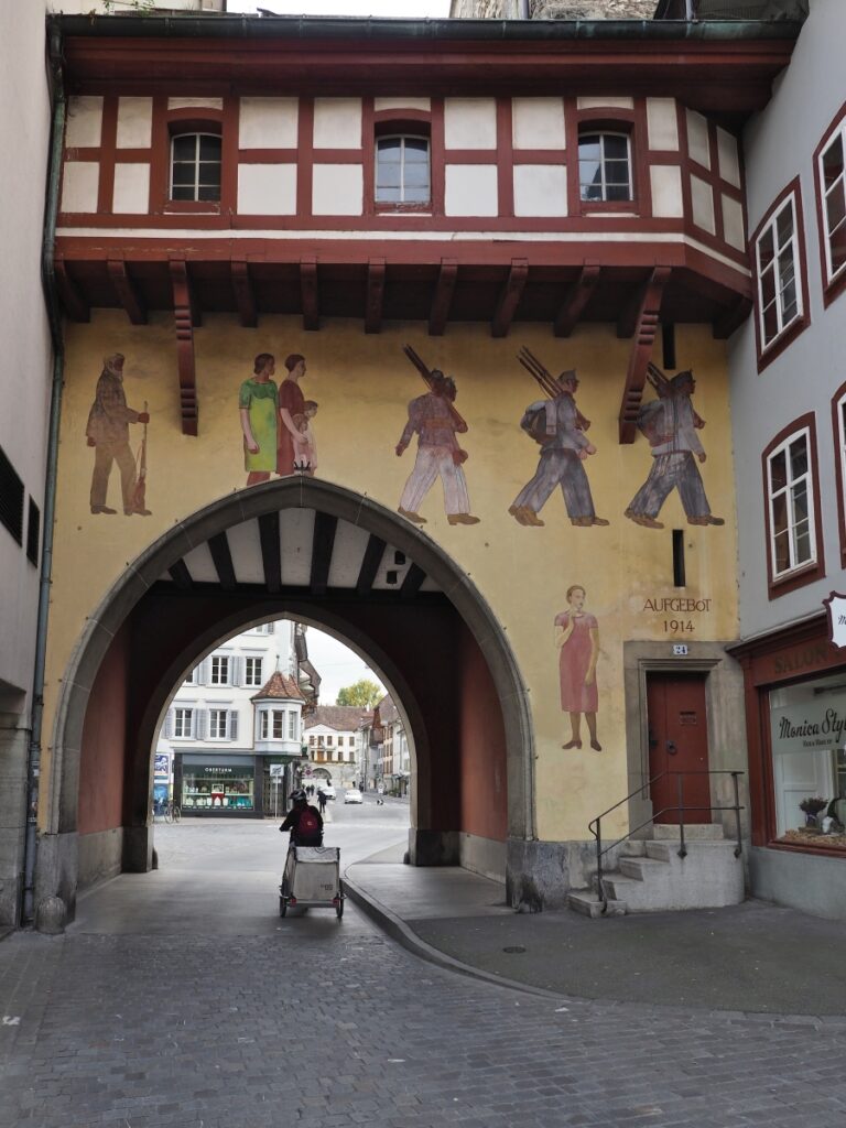 Stadtor Aarau mit Fachwerk, Fassadenbemalung Mobilmachung, Velo mit Kinderhänger
