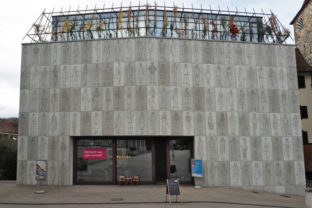Kulutrhaus Aarau mit grauem Kachelmosaik mit Personenzeichungen