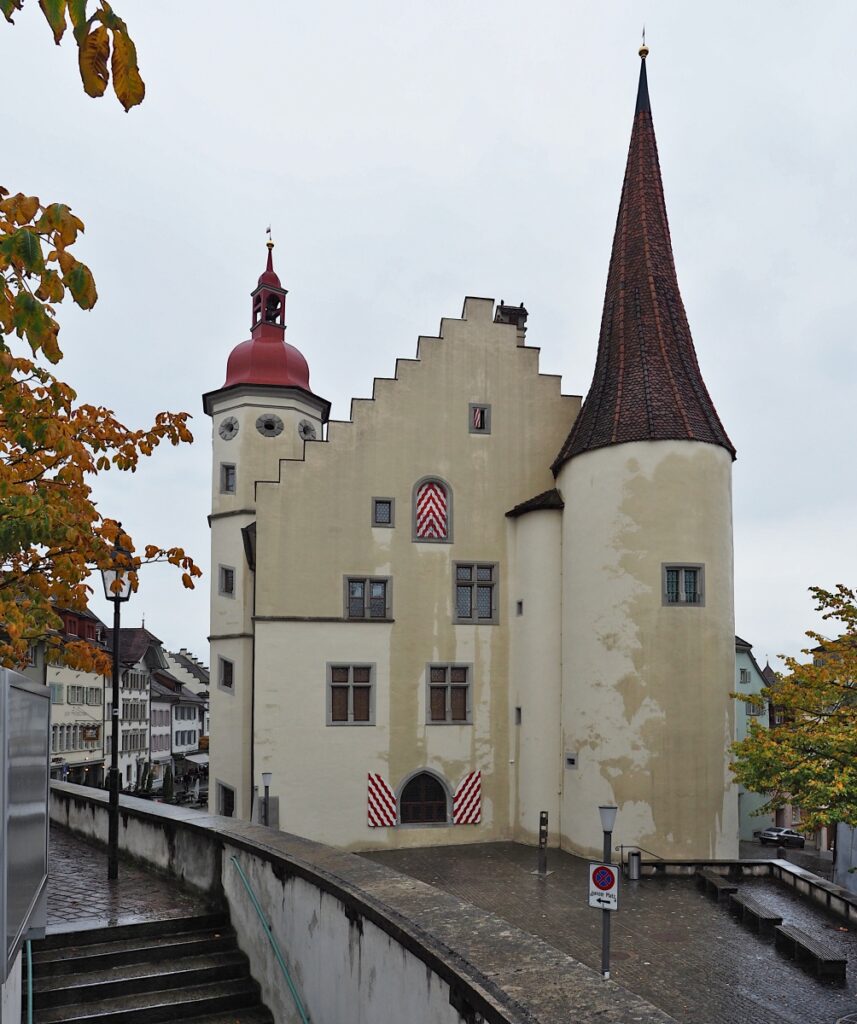 Rathaus Sursee mit zwei Türmen und Stufendach