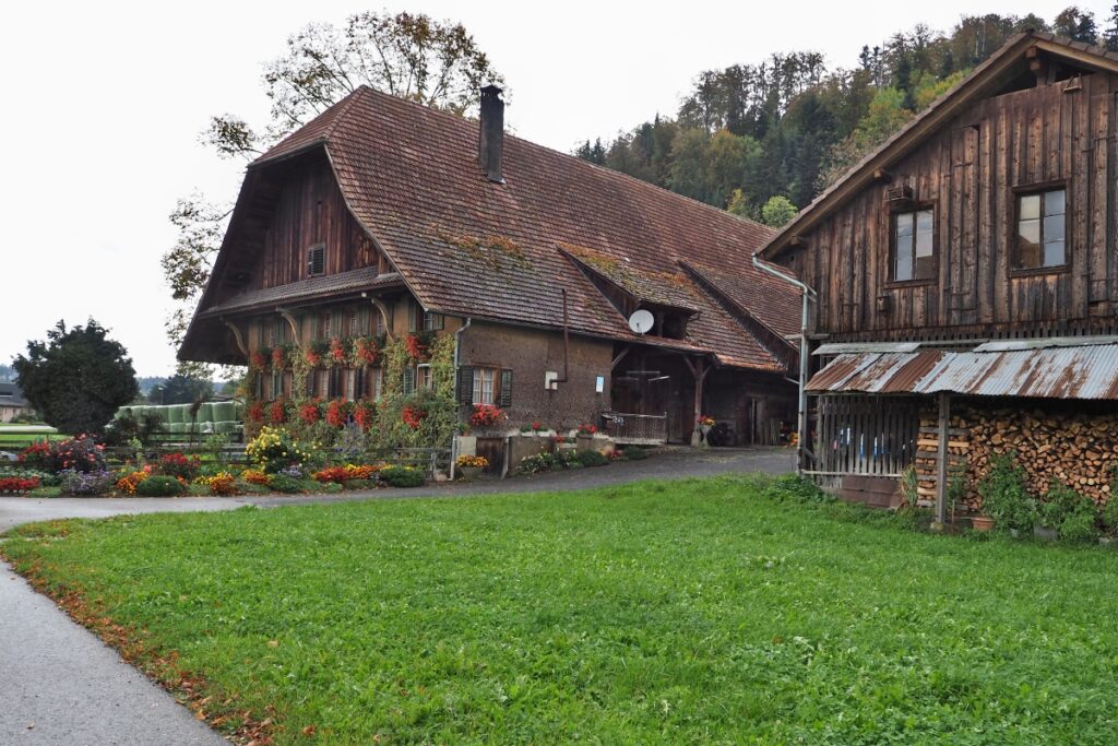 Blumenbeschücktes Bauernhaus der Willisau-Region