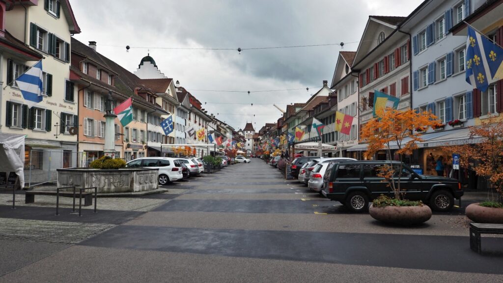 Tatale von Altstadt Willsau mit Häuserflucht, Flaggenaushang
