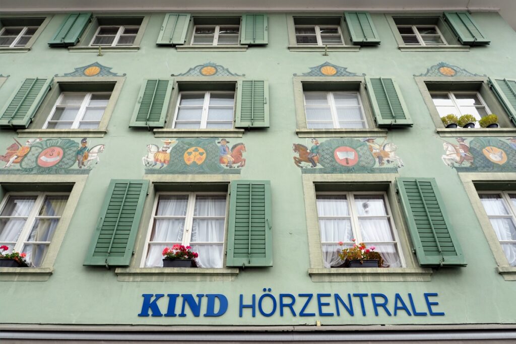 Bemalte Fassade Kind Hörzentrale mit grünem Grundton