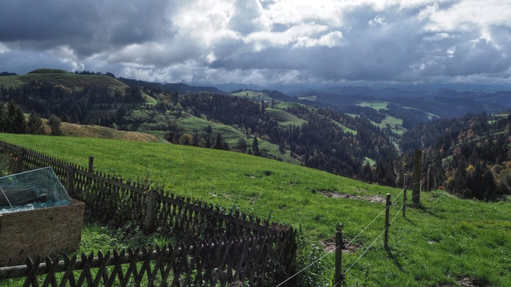 Blick auf hügeliges Berner Mittelland von Lüderenalp
