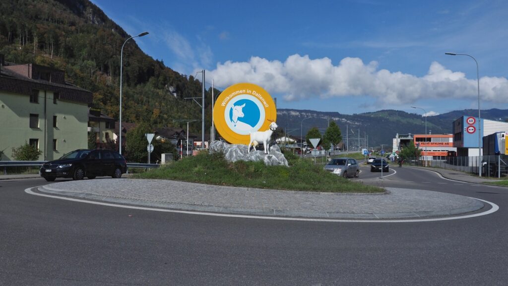 Kreisel "Willkommen in Dallenwil" mit Bergziegenskulptur