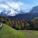 Beschneiter Bergstock mit Herbstatmosphäre un Straße im Vordergrund, Engelberg-Anfahrt