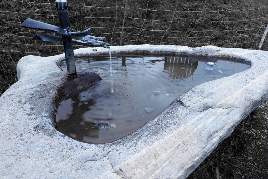 Brunnen mit Schmiedehänden und herzförmiger Wanne, grau/schwarz