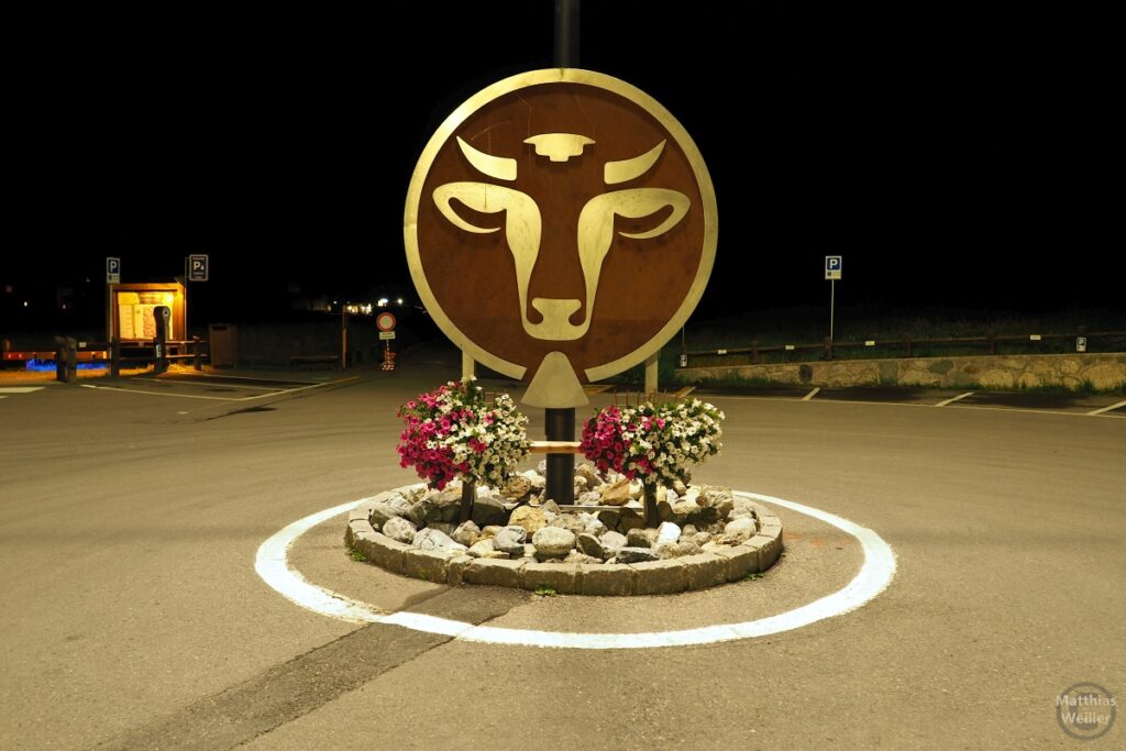 Nachtfoto von Kuhsymbolplatte über Kreisverkehr