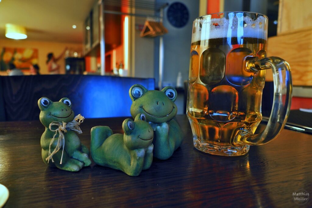 Bierglaskrug mit lustigen Froschskulpturen