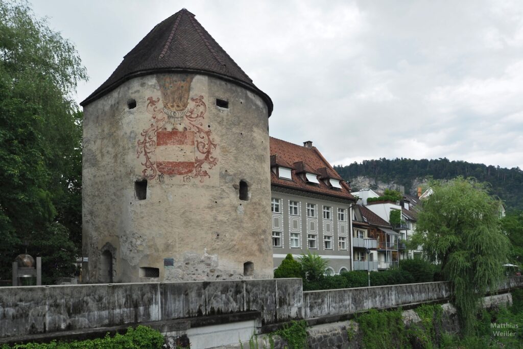 Historischer Turm in Feldkirch am Flussufer