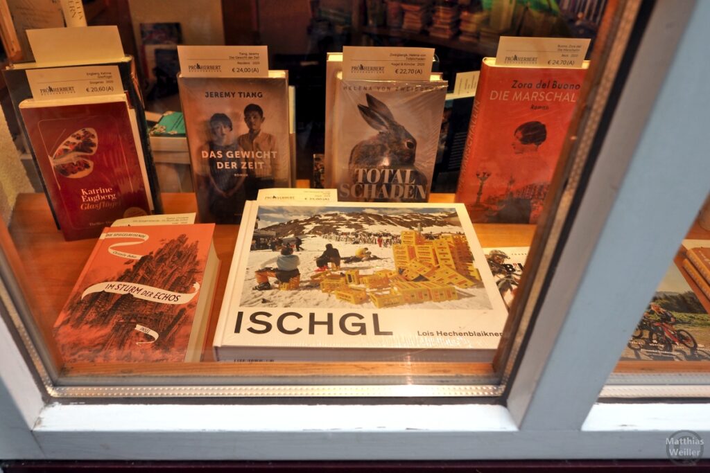 Auslage Buchladen mit Buch "Ischgl"