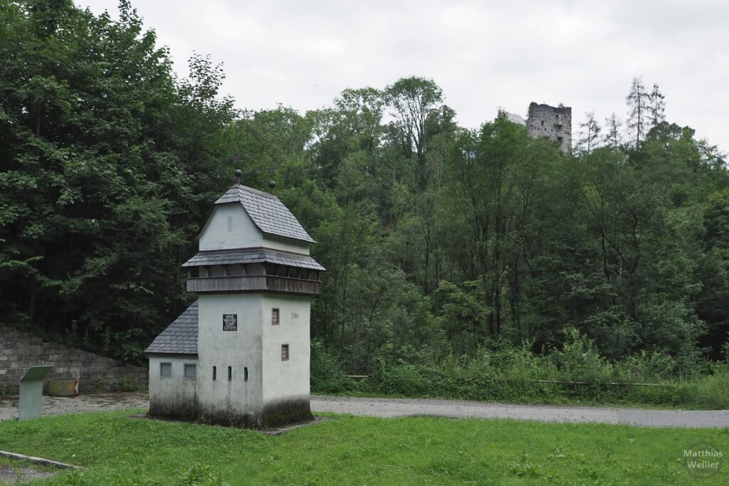 Ruine Burg Neu-Monfort mit verkleinertem Nachbau-Modell im Vordergrund