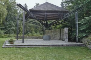 Offene Gedenkkapelle 5 Ecken/Stahlträgern und Mauer mit Riss