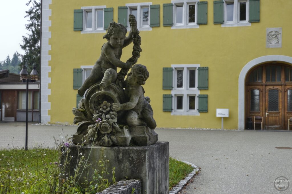 Stienskulptur mit Engeln und Blumentopf vor Schloss Grafeneck