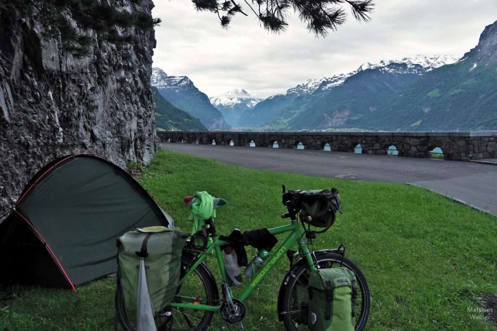 Velo und Zelt zwischen Fels und Parkbucht über dem Vierwaldstätter See mit Gipfelkette