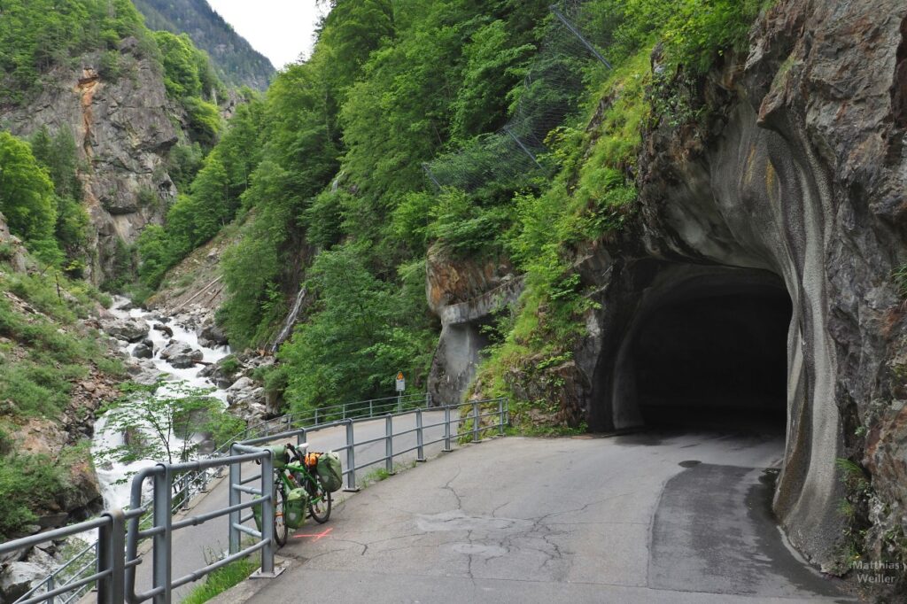 Kehrentunnel Maderanertal mit Velo und Bergfluss